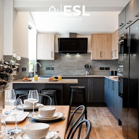 Central 5 Bedroom Townhouse Perfectly Located 2 Mins Walk From The Train Station Chester Bagian luar foto