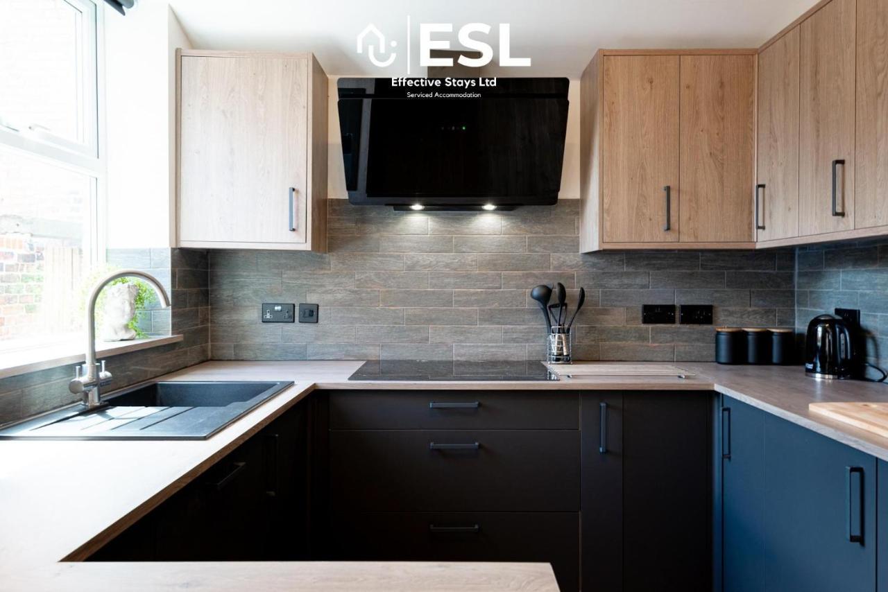 Central 5 Bedroom Townhouse Perfectly Located 2 Mins Walk From The Train Station Chester Bagian luar foto