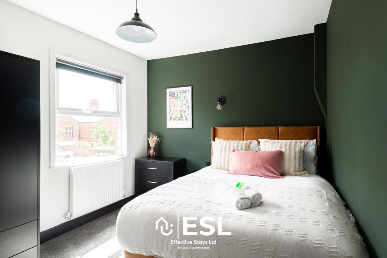 Central 5 Bedroom Townhouse Perfectly Located 2 Mins Walk From The Train Station Chester Bagian luar foto