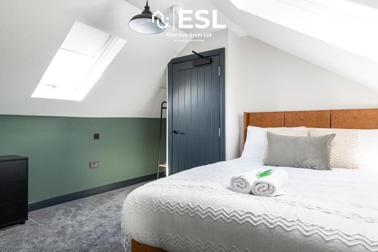 Central 5 Bedroom Townhouse Perfectly Located 2 Mins Walk From The Train Station Chester Bagian luar foto