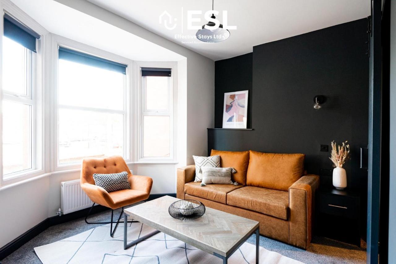 Central 5 Bedroom Townhouse Perfectly Located 2 Mins Walk From The Train Station Chester Bagian luar foto