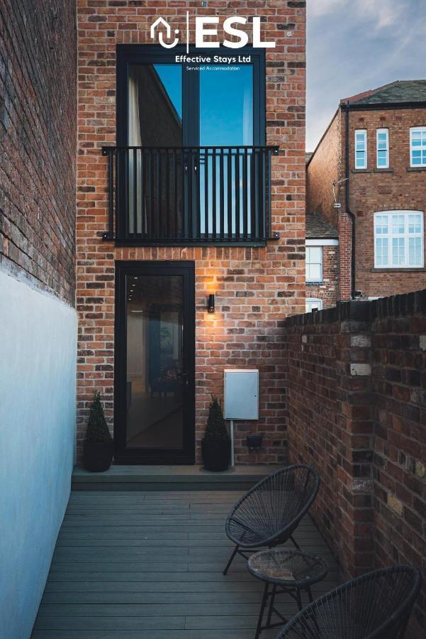 Central 5 Bedroom Townhouse Perfectly Located 2 Mins Walk From The Train Station Chester Bagian luar foto