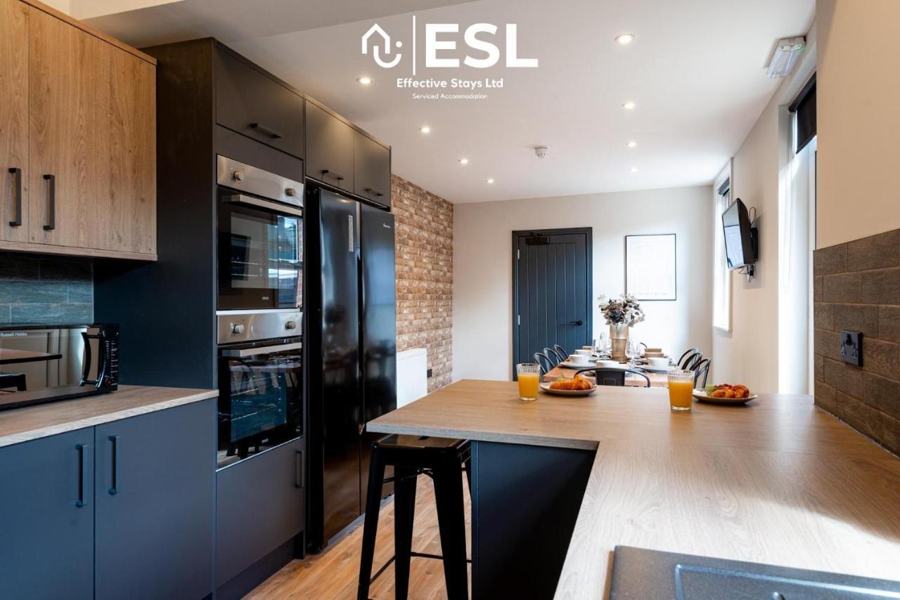 Central 5 Bedroom Townhouse Perfectly Located 2 Mins Walk From The Train Station Chester Bagian luar foto