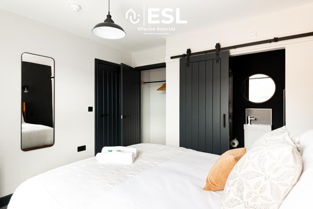 Central 5 Bedroom Townhouse Perfectly Located 2 Mins Walk From The Train Station Chester Bagian luar foto